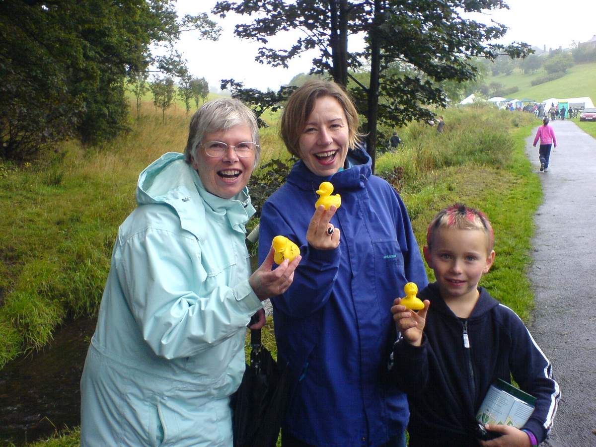Photos >> Duck Race Braidburn Valley Park, Edinburgh